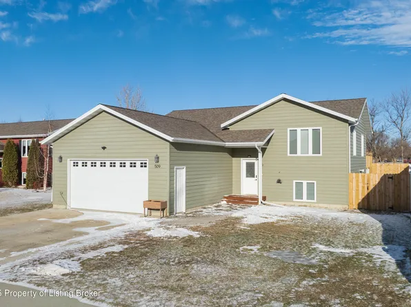 509 37th St E, Dickinson, ND 58601