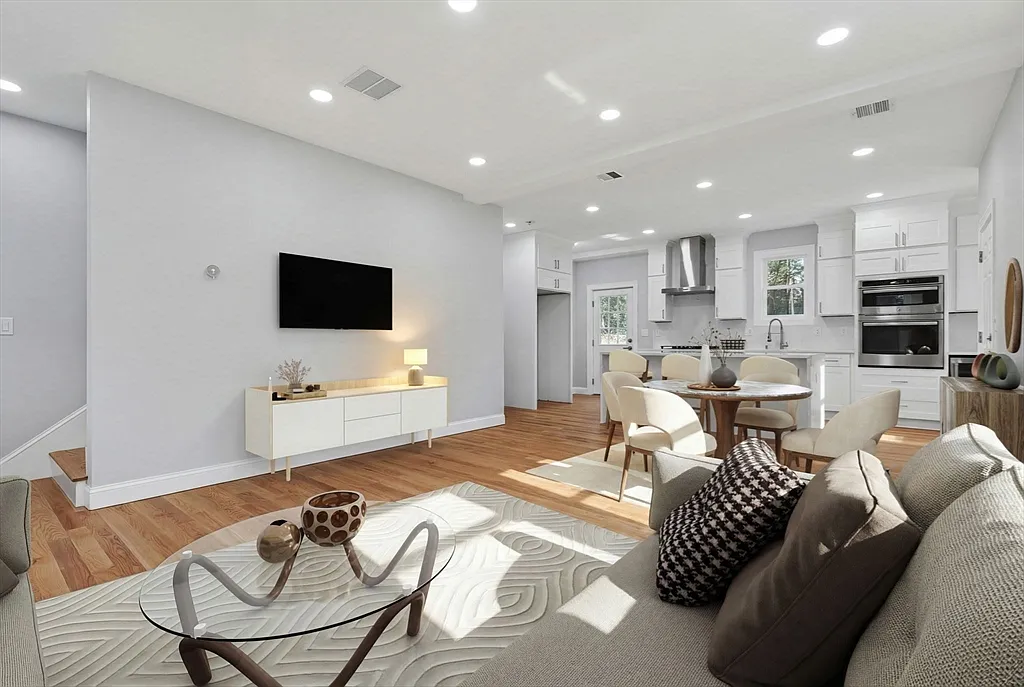 3 bed, 2.5 bath, 2100 sqft, $3,900 — Photo 3