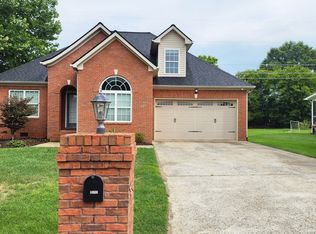 8664 Streamside Dr, Ooltewah, TN 37363