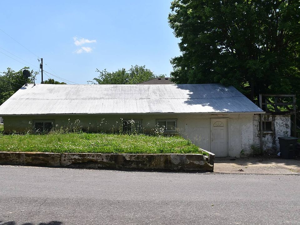 2nd image of 2001 Woodland St