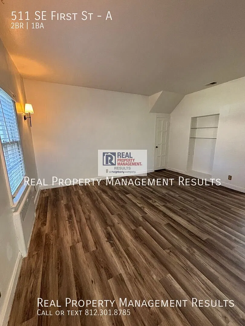 Charming Downtown Apartment with Screened-In Front Porch — Photo 3