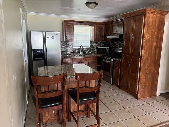 4th image of 2415 Huntington Dr