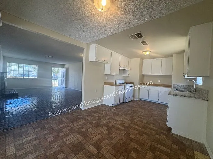 4 bed, 2.0 bath, 1384 sqft, $2,000 — Photo 4