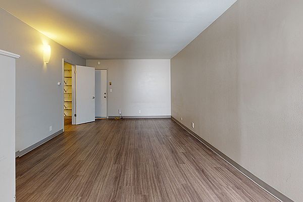 Building Photo 5
