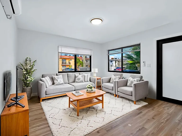 860 SW 3rd St #1 — Photo 1