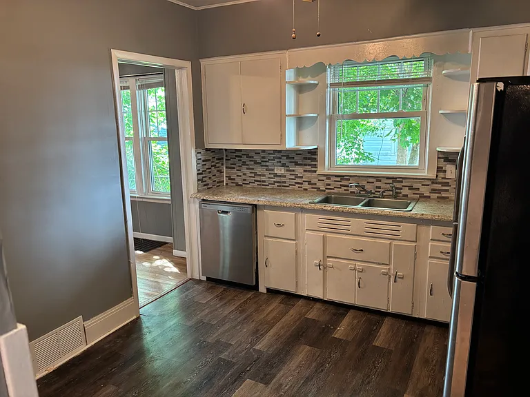 405 Willis Ave — Photo 16
