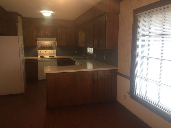 Convenient kitchen/dining rm