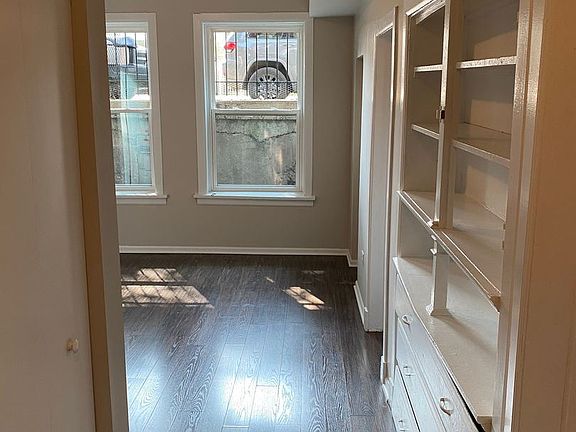 3rd image of 1920 W 21st Pl #8978127