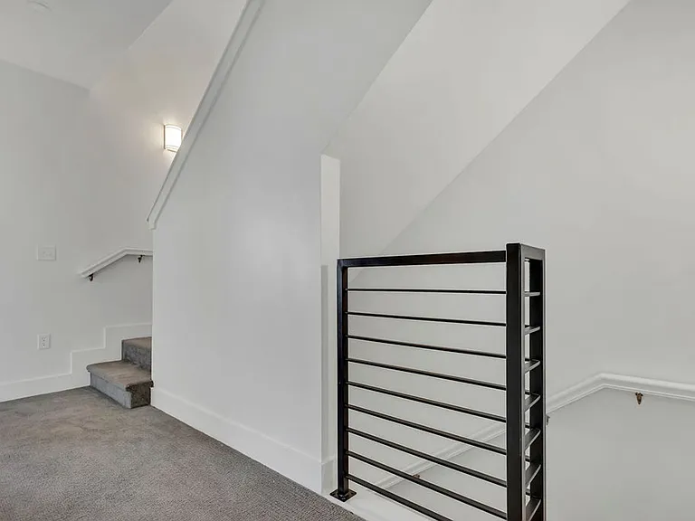 526 N Lincoln St — Photo 9