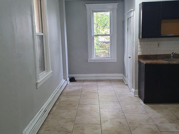 4th image of 570 W Side Ave
