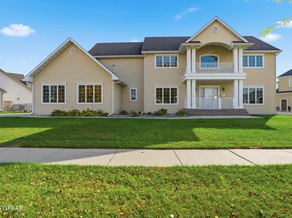 684 Vineyard Dr, Grand Forks, ND 58201
