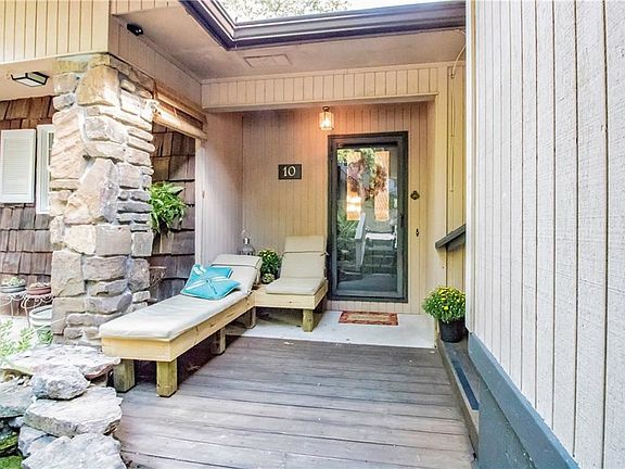 3rd image of 10 Gretchen Ln