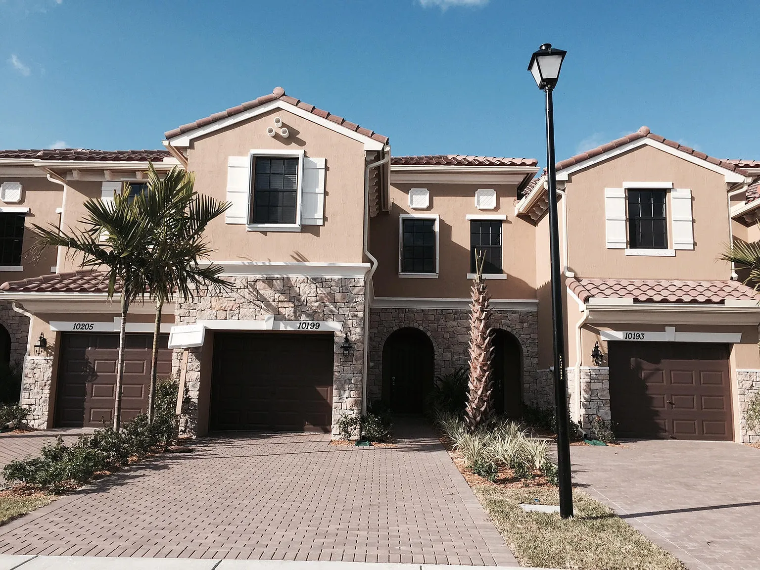 3 bed, 2.5 bath, 1983 sqft, $3,100 — Photo 1