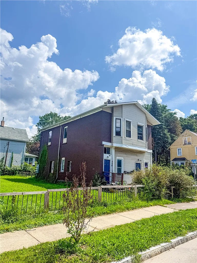 1 bed, 1.0 bath, 2200 sqft, $1,050 — Photo 1