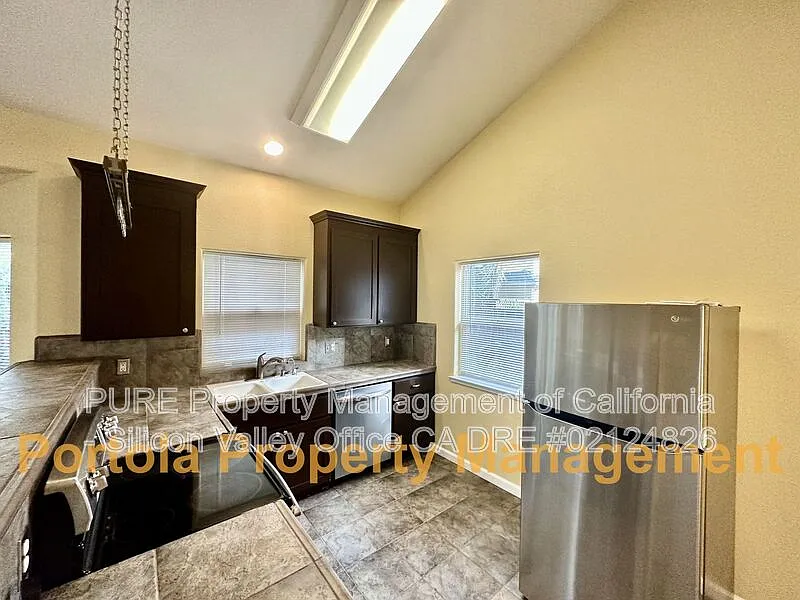 3 bed, 2.0 bath, 1219 sqft, $4,395 — Photo 3