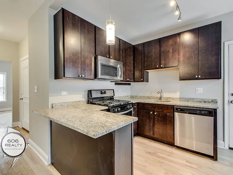 Beautiful Rehabbed Hyde Park Apartments! — Photo 12