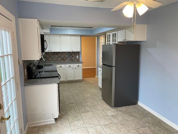 Another view back into the kitchen from the breakfast room