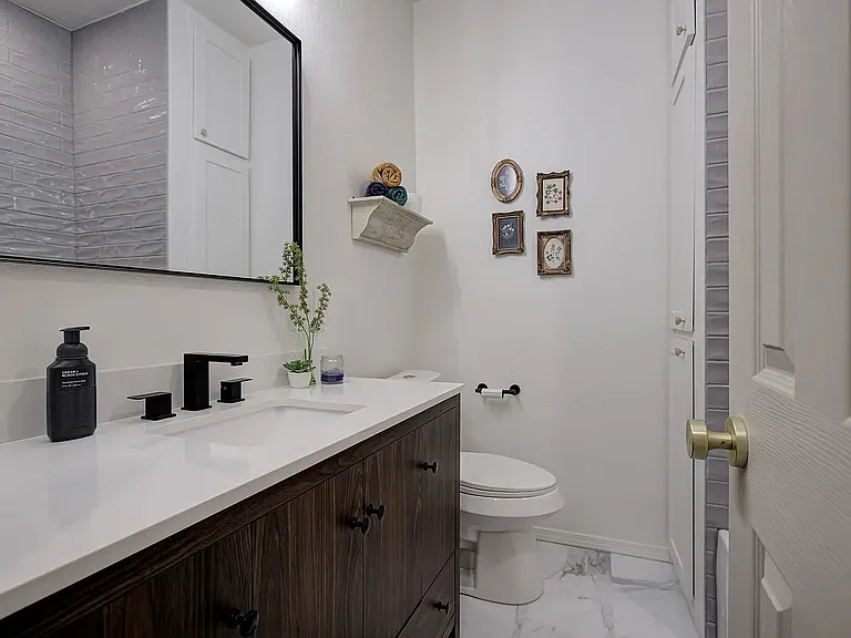1922 W Park Pl — Photo 17