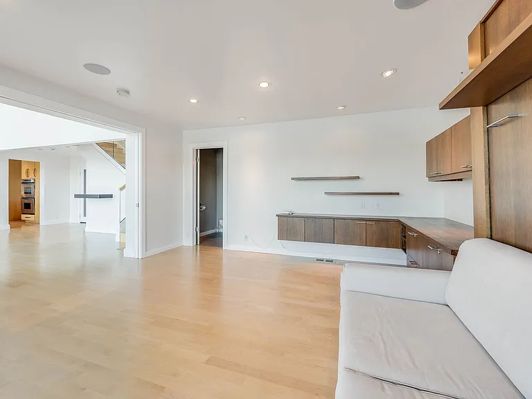 363 E Strawberry Dr — Photo 14