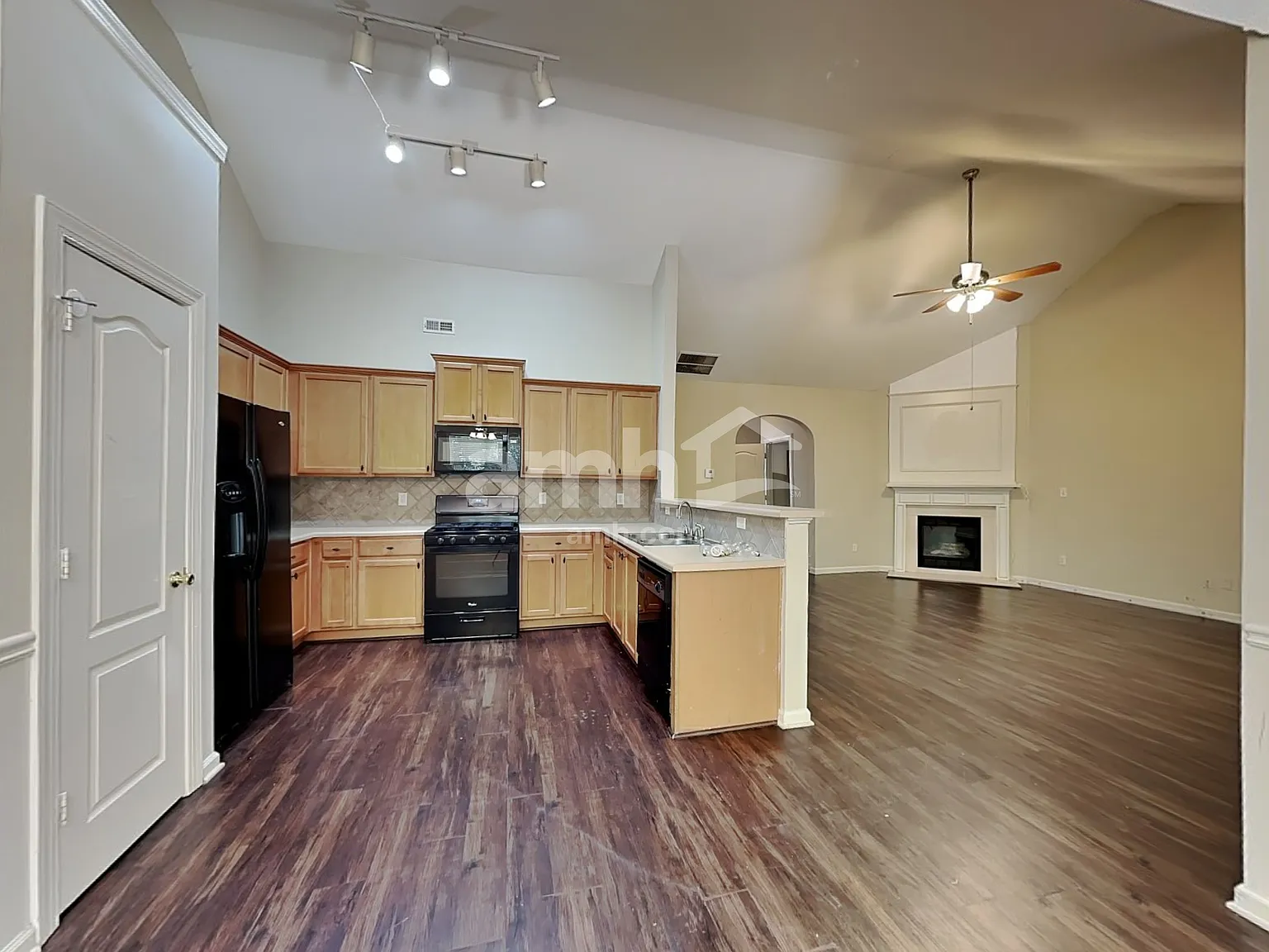 3 bed, 2.0 bath, 2231 sqft, $2,305 — Photo 3