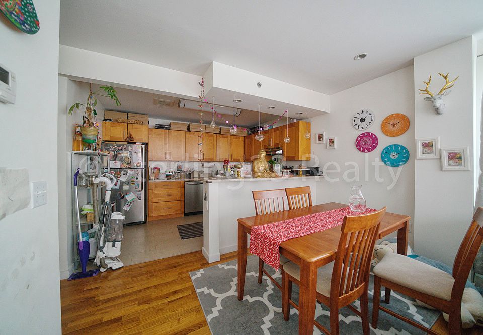 1st image of 25-50 Crescent St #2C2