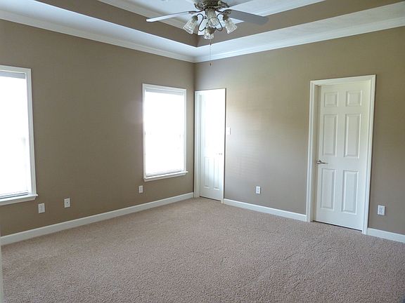 Master bdroom w/tray ceiling
