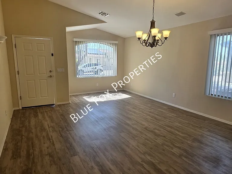 6078 N Panorama Park Dr — Photo 2