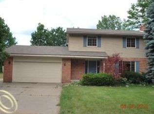 2496 Doris Dr, Brighton, MI