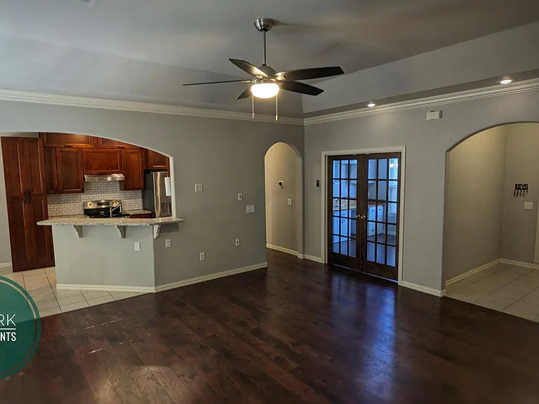 608 SW Wallstone Rd — Photo 7