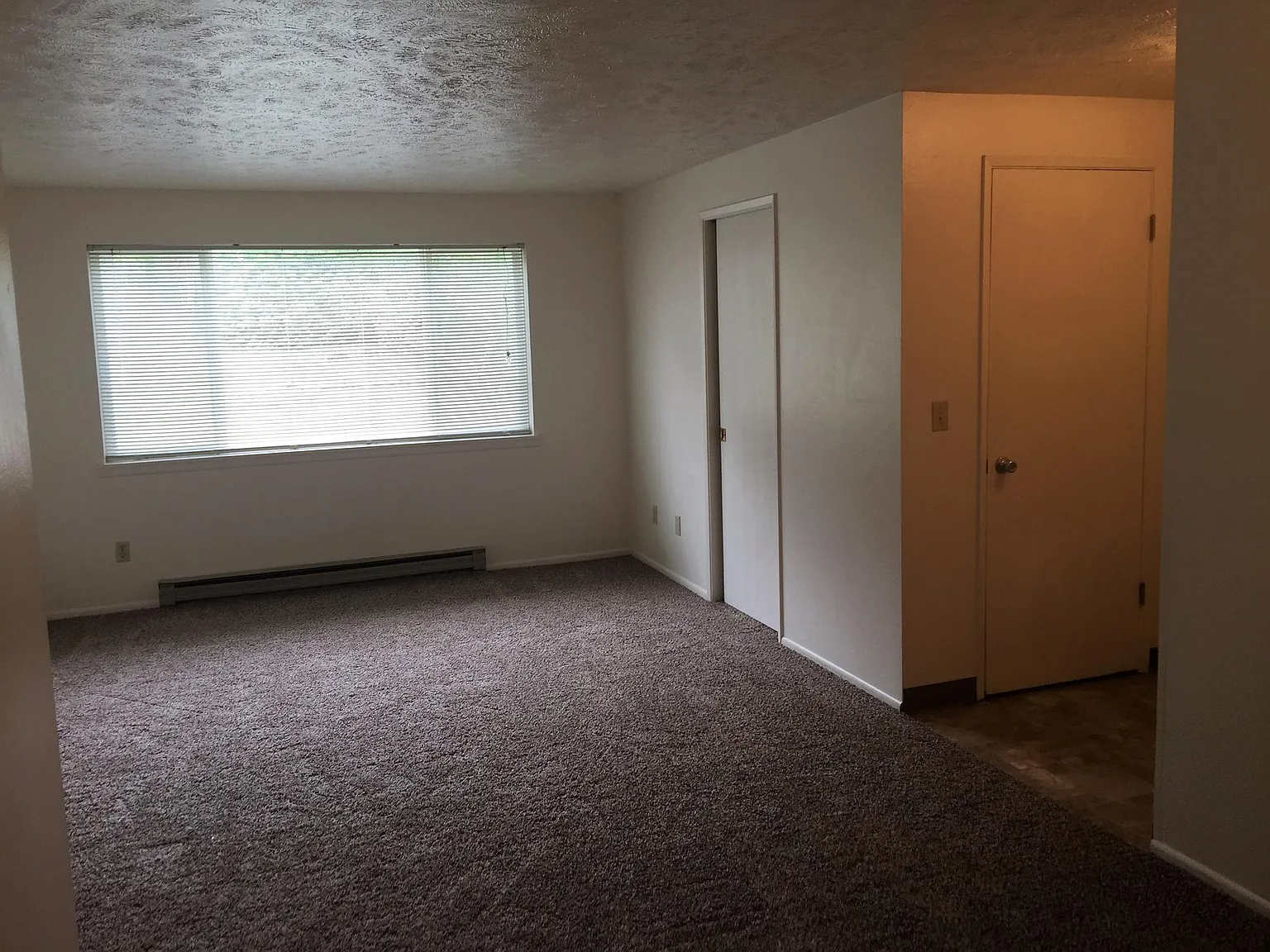 3 bed, 900 sqft, $1,050 — Photo 2