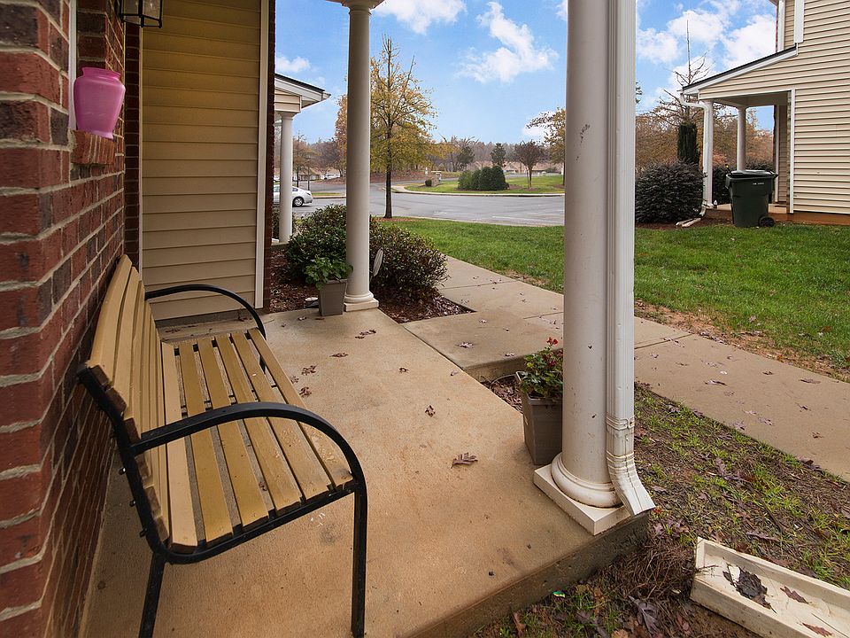 2nd image of 8428 Summerglen Cres