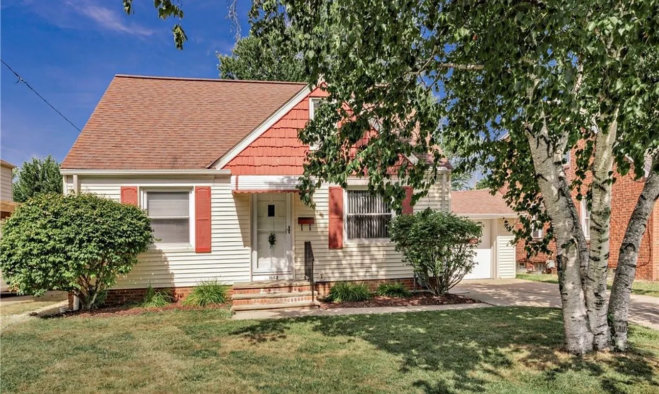 Longwood Dr, Mayfield Heights — Photo 1