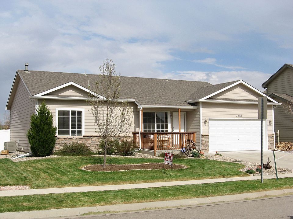 Wonderful home with beautiful yard!