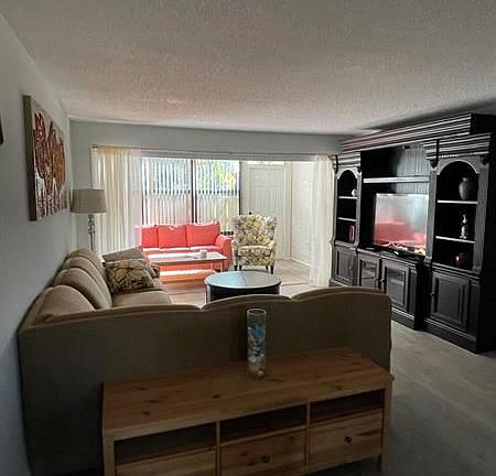 4th image of 1561 NE 12th Ter APT C4