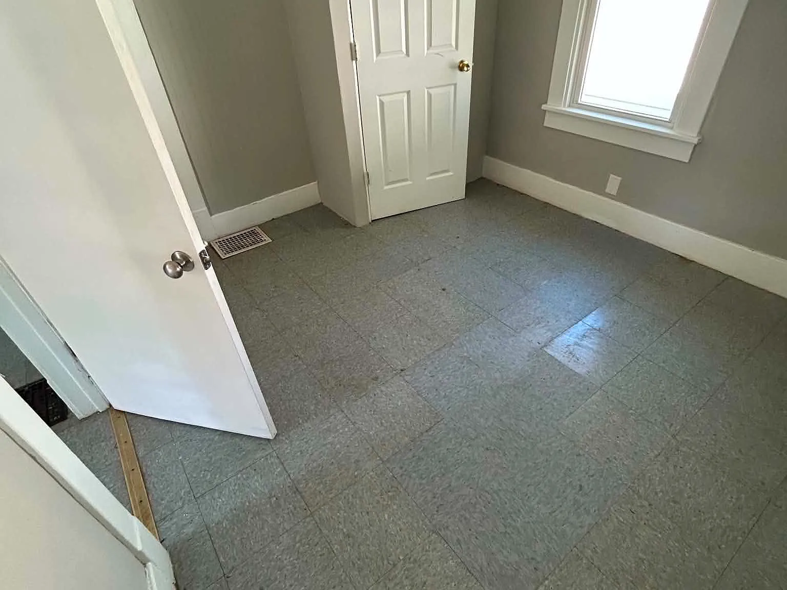 2 bed, 1000 sqft, $1,100 — Photo 4