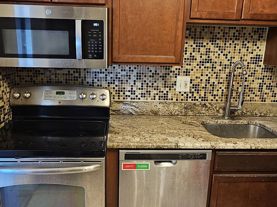 Updated Kitchen with Granite, Stainless Appliances and Backsplash