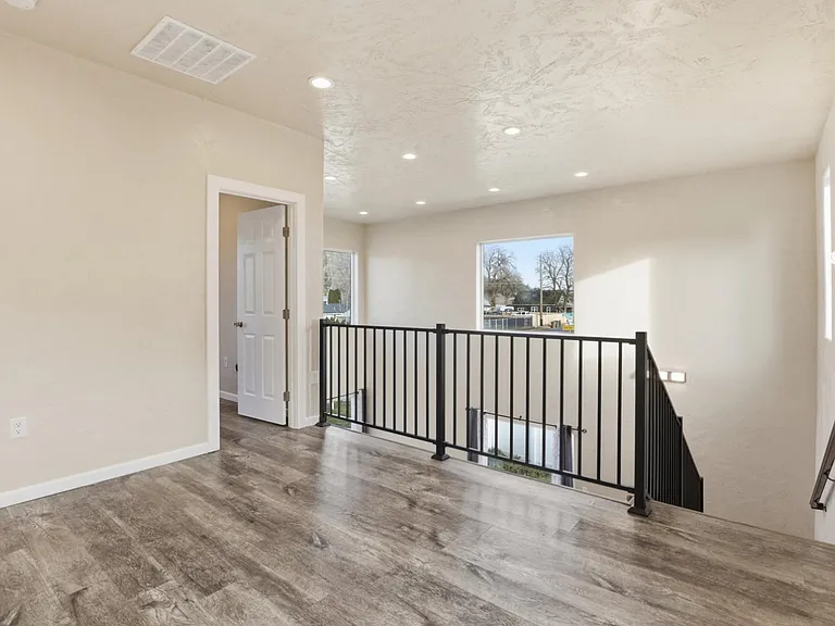 2725 N Miami Ct — Photo 9