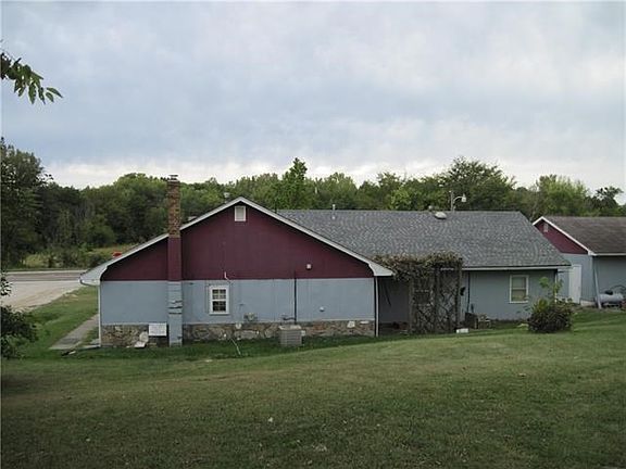 3rd image of 309 E Us Highway 136