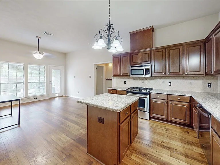 1120 Eagle Ave — Photo 5