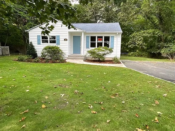 250 Lakeside Trl, Ridge, NY 11961