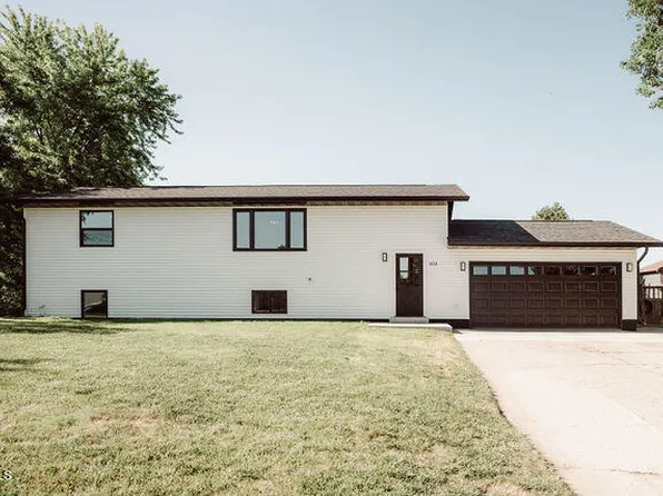 1015 13th St SW, Jamestown, ND 58401