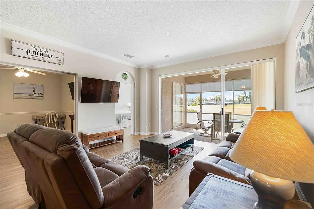 2 bed, 2.0 bath, 1585 sqft, $5,500 — Photo 4