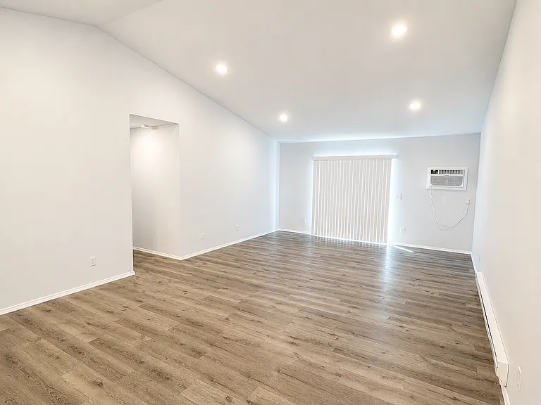 2489 Chestnut Dr — Photo 6