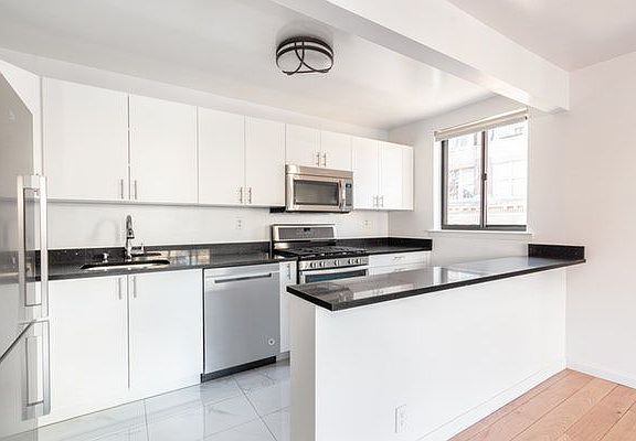 5th image of 179 Grand St APT 7B
