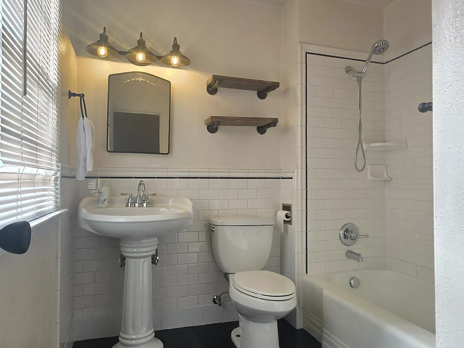 2 bed, 1050 sqft, $1,900 — Photo 4