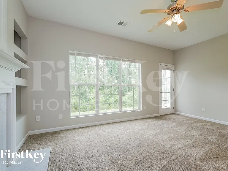 562 Maggie Ln — Photo 3