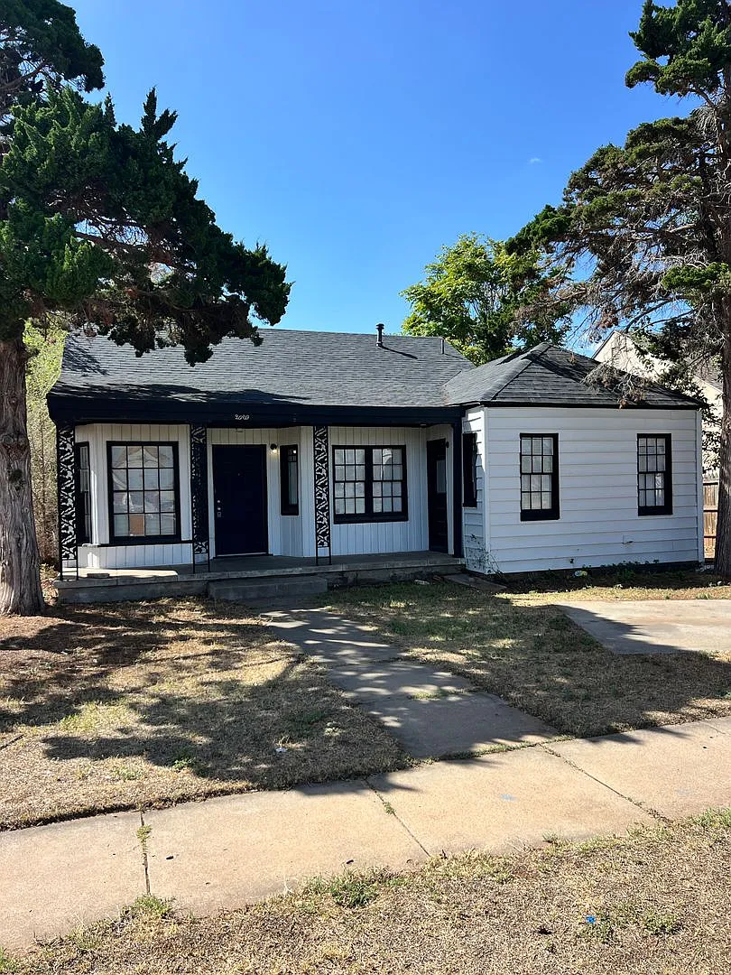 Charming 2-Bedroom Home Near Texas Tech! — Photo 1