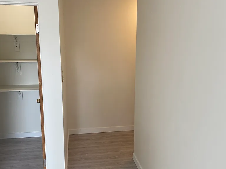514 12th St E #11 — Photo 8