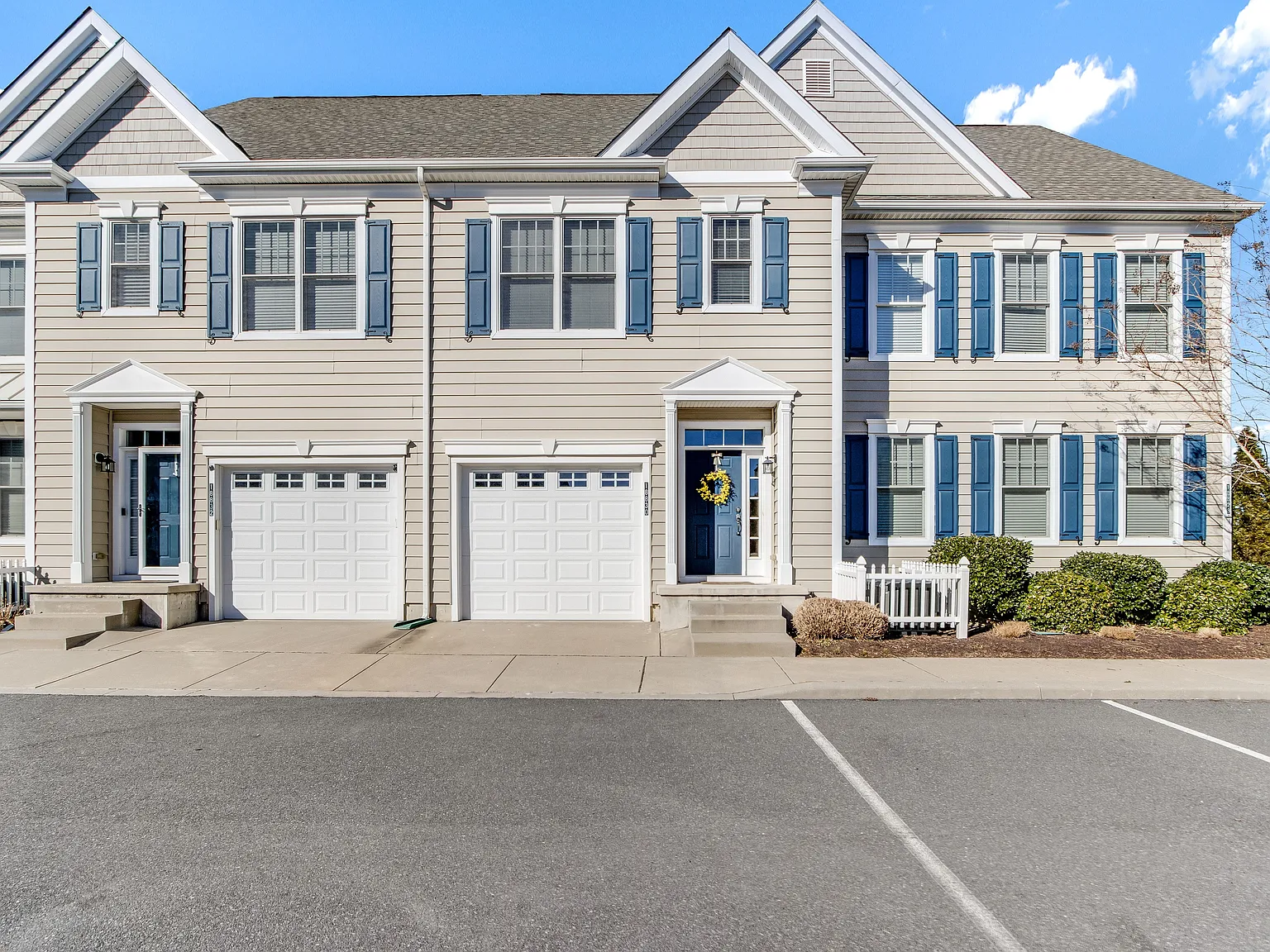 3 bed, 3.5 bath, 1900 sqft, $2,500 — Photo 1