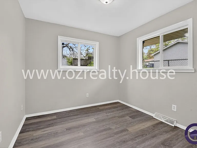 732 Coyne Ave — Photo 13
